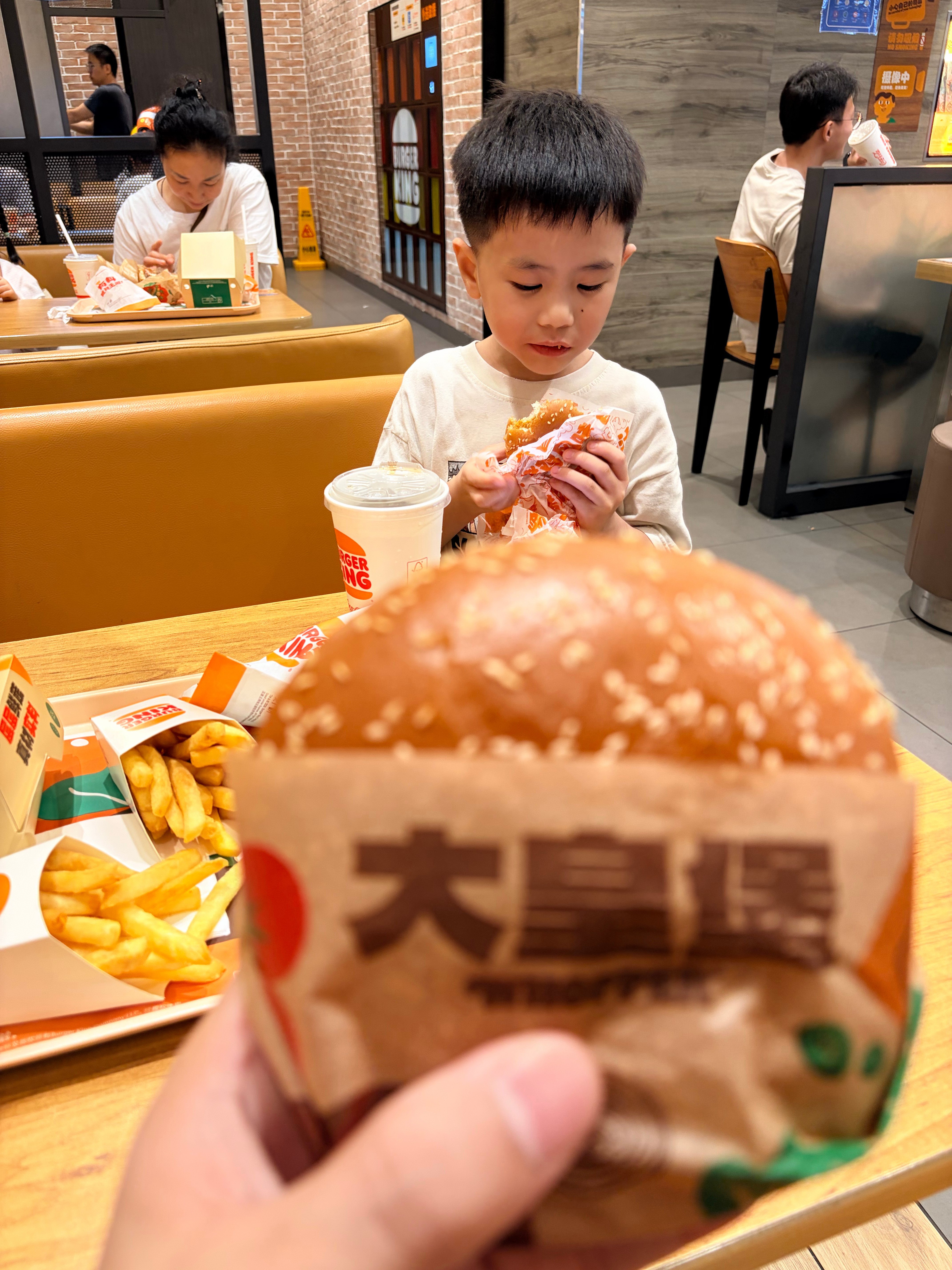 他有脆鸡堡，我有大皇堡，我们还都有大薯条……我们都很开心～