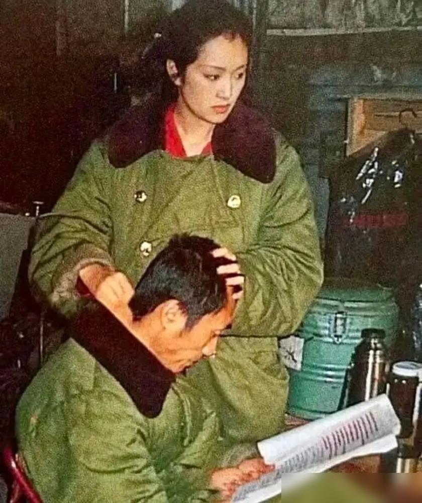 1987年，张艺谋刚拿下东京影帝，回家洗衣服，妻子肖华从他兜里摸出一封信，署名是