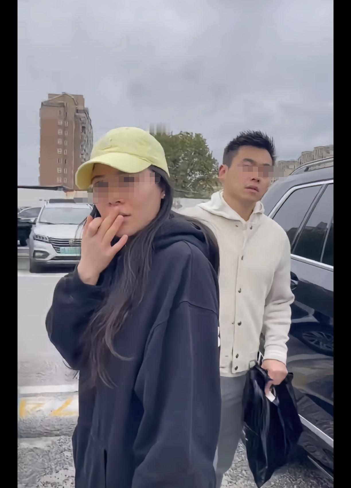 男律师带着小三疑似到医院做产检被原配抓包，三人正面交锋看得急死人，原配素质还是太