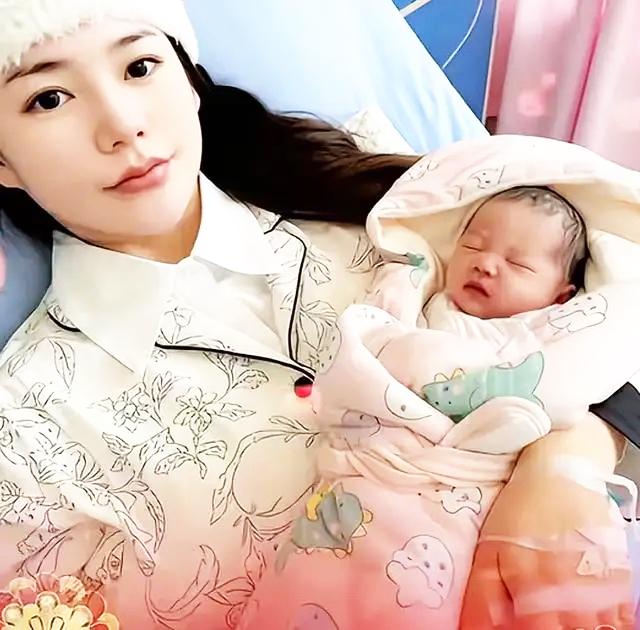 马小梅这波真的太刚了！说四月回北京就真的带着娃回来，直接用行动打了所有造谣者的