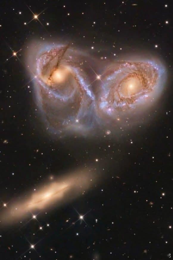 深空宇宙的面具一场持续1.9亿年的宇宙之舞仔细看。太空的丝绒黑幕中，回望着你