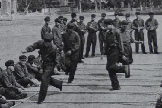 1979年6月20日，最后一批中越战俘交换现场，一名年轻的越军俘虏慢慢走向边境，