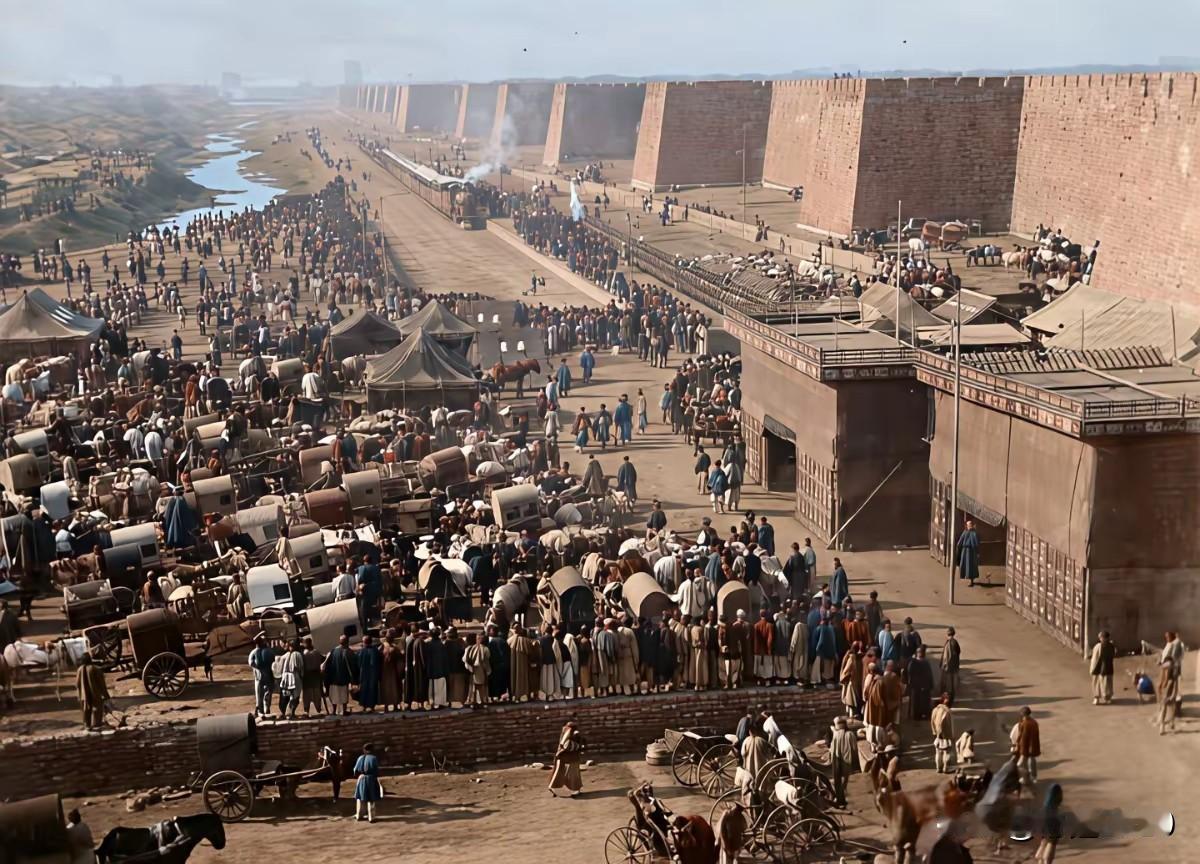 清末，在北京外城永定门外的火车站前，那一大片等着接人拉客的马车，活脱脱就像如今的