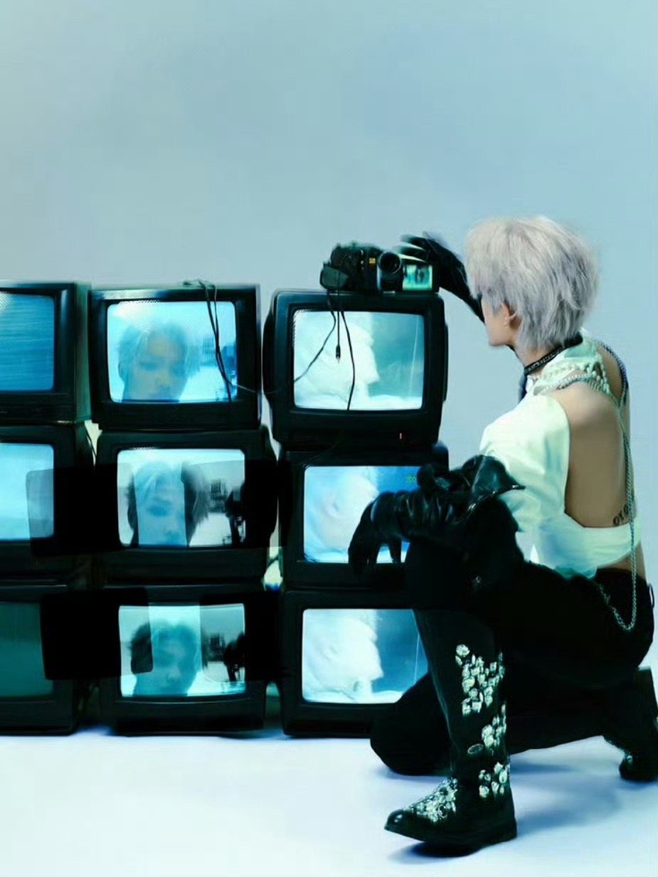 张极露腹肌了张极腹肌名场面来袭！低体脂线条超绝，穿衣显瘦脱衣有肉的完美身材，果