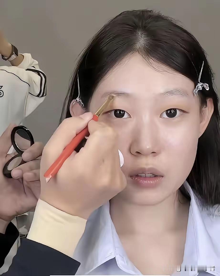 原来如今真的有化妆就变样子的，之前赵露思说自己没整容是化妆还没人信，如今看到小沈