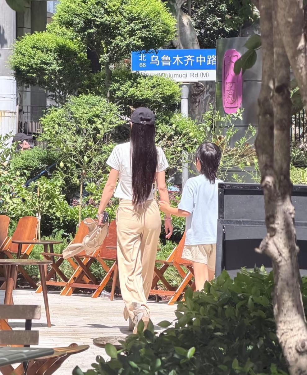 上海街头偶遇杨颖带着儿子出门逛街！一身白色上衣搭配卡其色长裤，长发披肩，头戴