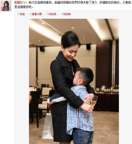 2015年，刘嘉玲拿着价值30万的金碗筷想要让康康认她当干妈，此话一出，将胡军吓