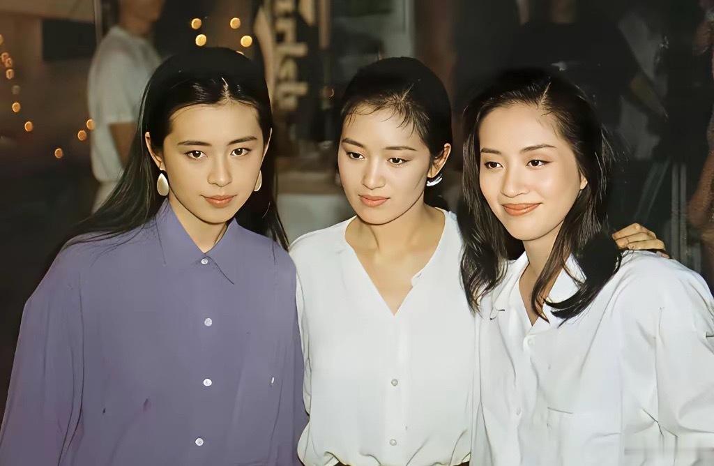 怪不得女星们都不愿意跟年轻时候的王祖贤合照，即使大美人李嘉欣站在她旁边，也略逊一