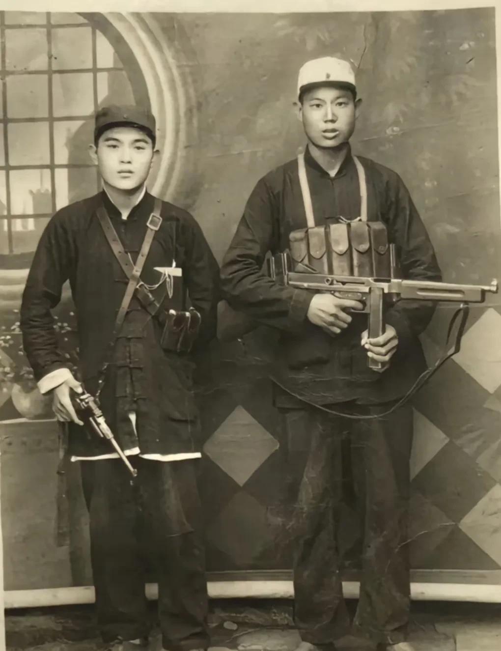一张泛黄的旧照片，两名八路军战士携带配发的武器拍照留念，照片右边战士手持M1A1