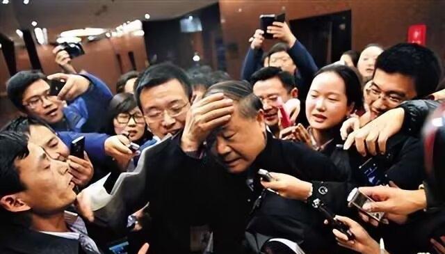 易中天很现实的一段话:“一定要记着，人老了以后，不会再有谁想跟你亲近了，因为你已