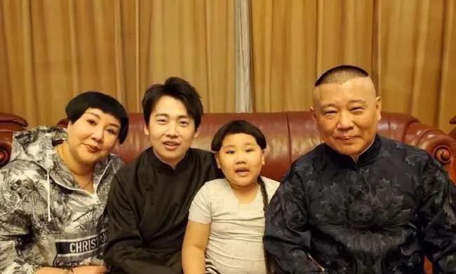 德云社董事长王惠的亲弟弟王俣钦因强奸在济南被捕，这个弟弟据说和他姐姐合伙把持着德