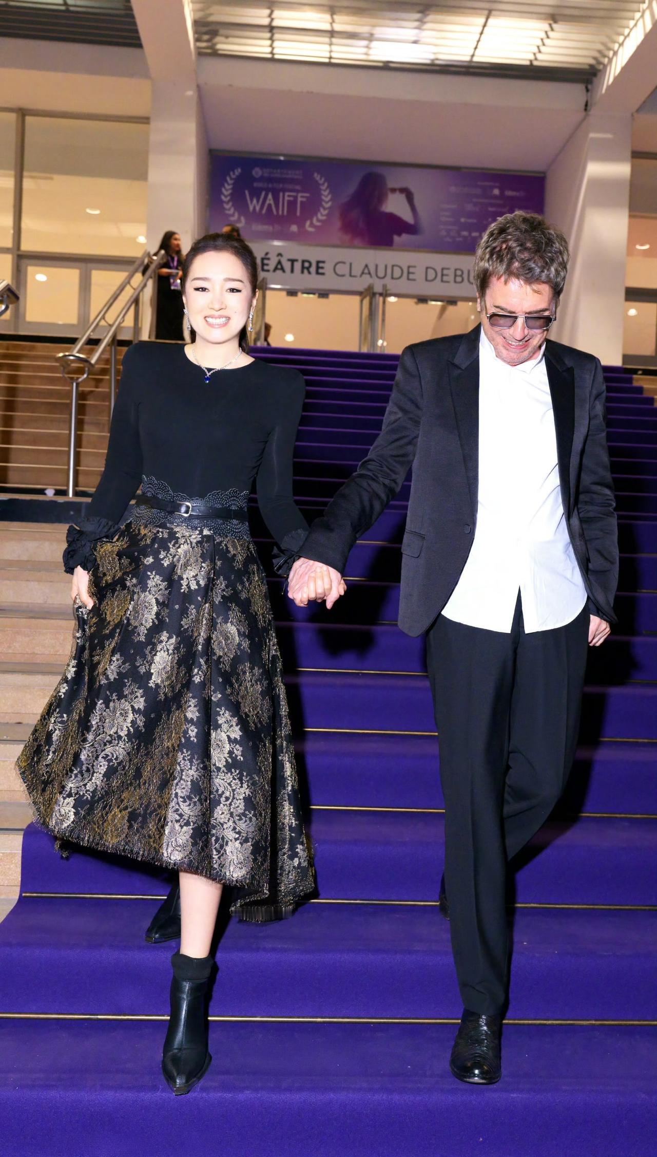 岁月不败美人！60岁的巩俐气质气场依然正当年。近日，2026世界AI电影节在