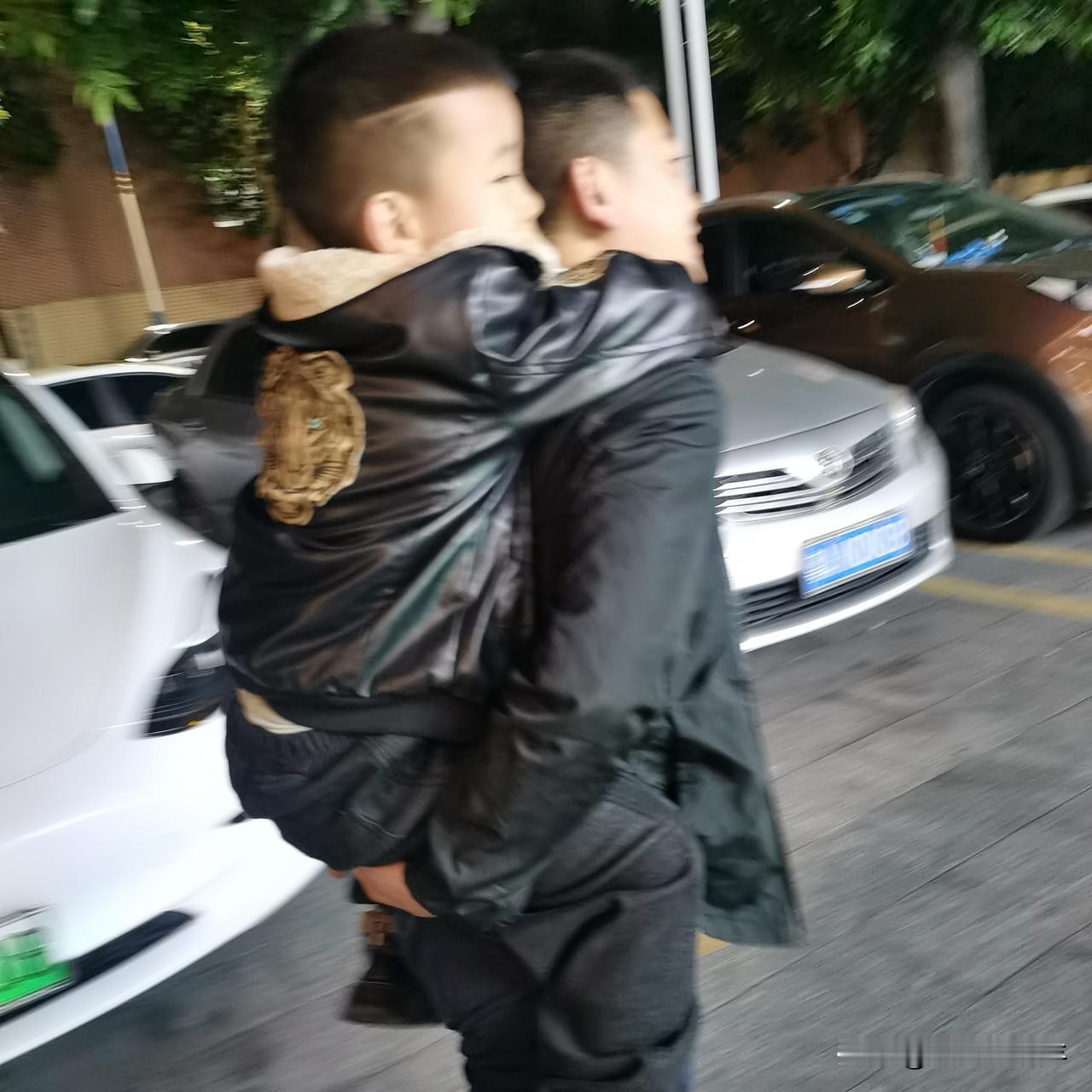 去年去大理，本来订的民宿临时出问题，拖着行李箱在巷子里乱转，结果被一个挂着“晒太