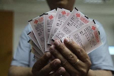 彩票经常买，也不一定会中奖。就拿大乐透来说，中头奖概率约2142万分之一，这比连