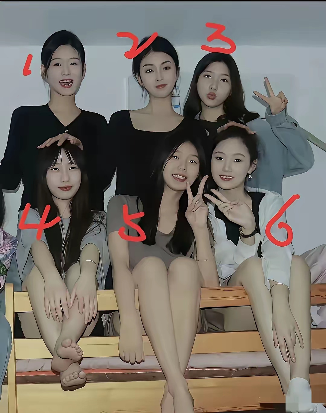 宿舍里这6个女生当中有一个是班花，凭你的感觉来看，你认为是几号？