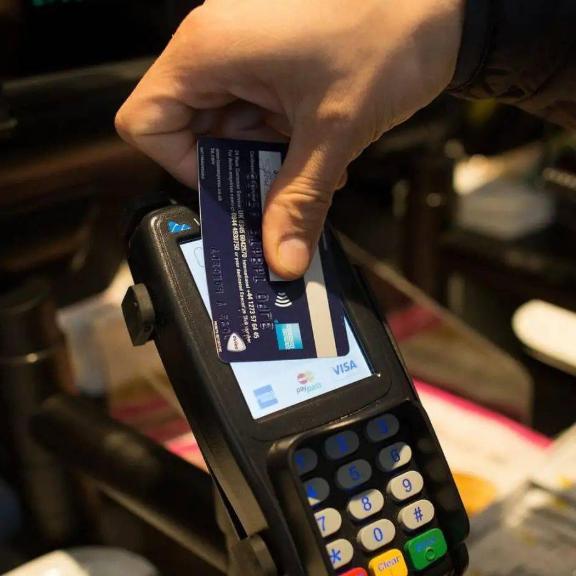 4月26日报道，浙江温州男子欠银行3.6万信用卡，按调解协议还了2.