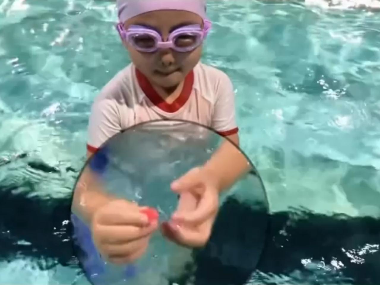 浙江一小女孩学游泳，游泳时说没有浮板，自己游不起来，于是教练，给她抠了一