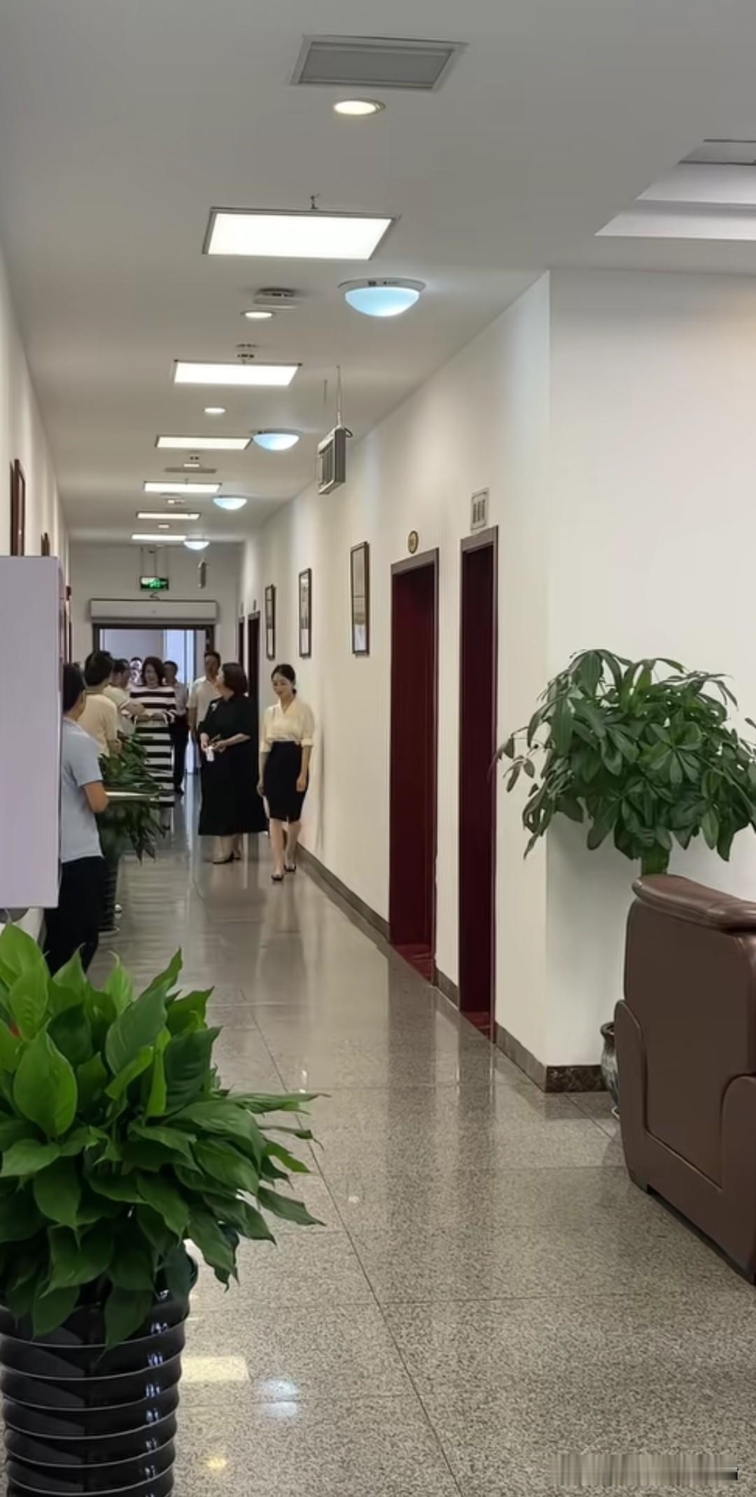 格力老总董明珠气场太强大了。最近，董明珠去江苏一家公司参观，当她步入公司写字