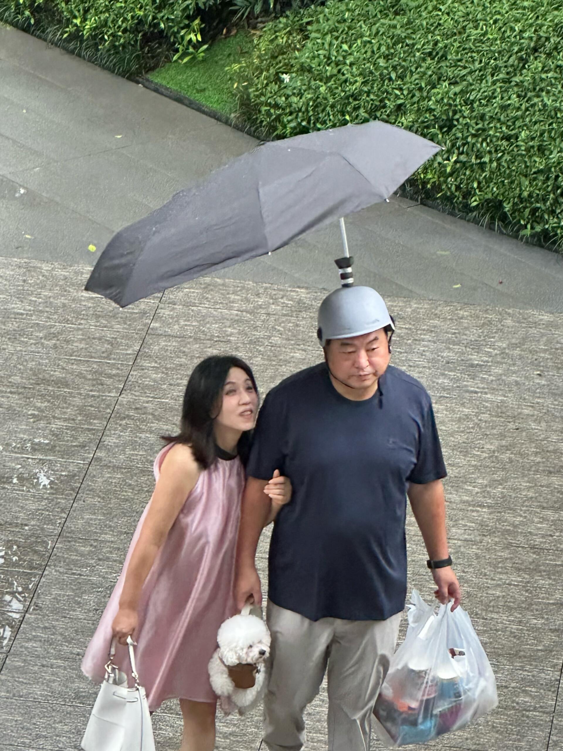 爸爸为了下雨也能牵手，把伞焊头上了……