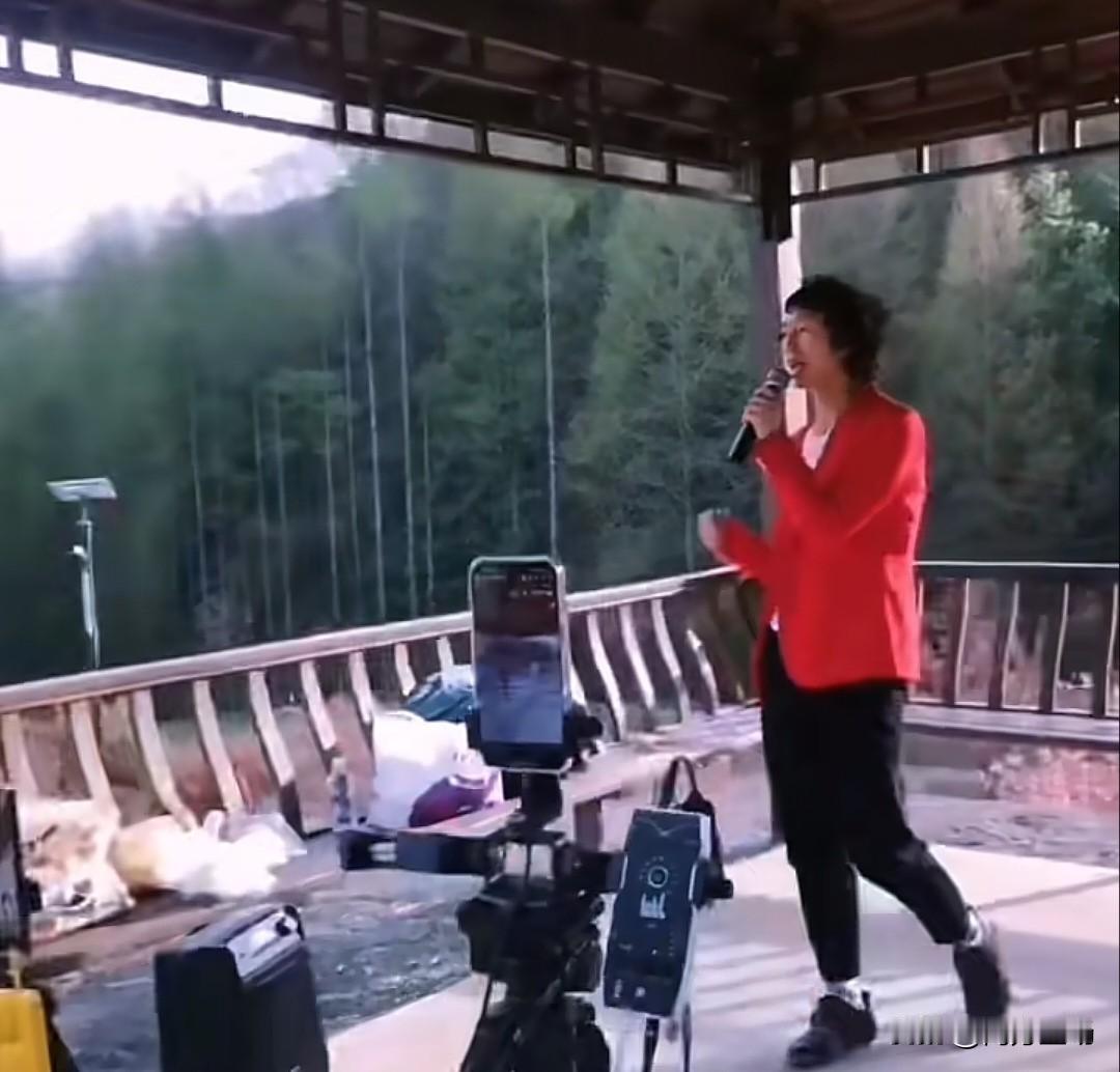 有网友说：庞麦郎太牛了，一直单干！你也太天真了吧？去看看他助理发的视频就知道了，