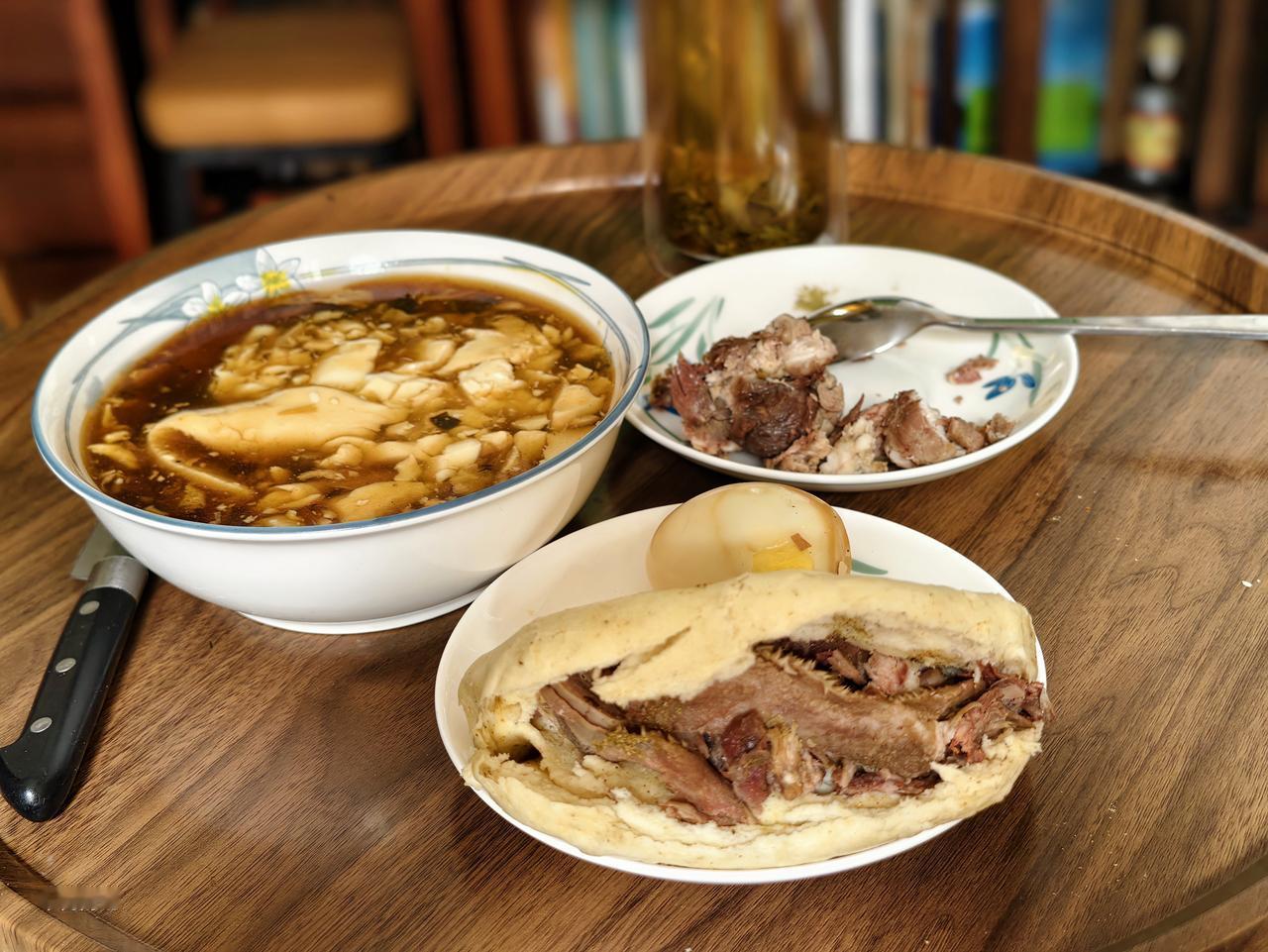 硬核早餐：大火烧夹羊头肉。昨天朋友从宁夏给我带了两个羊头，拆分开后，晚餐吃了多半