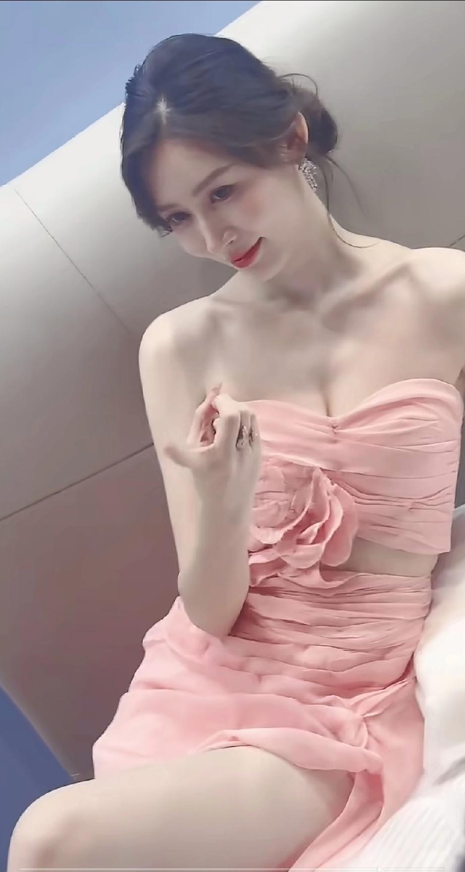 虽然你能抵御得了美女！但你一定抵御不了美女躺床上向你勾手指[捂脸哭]。最近车模