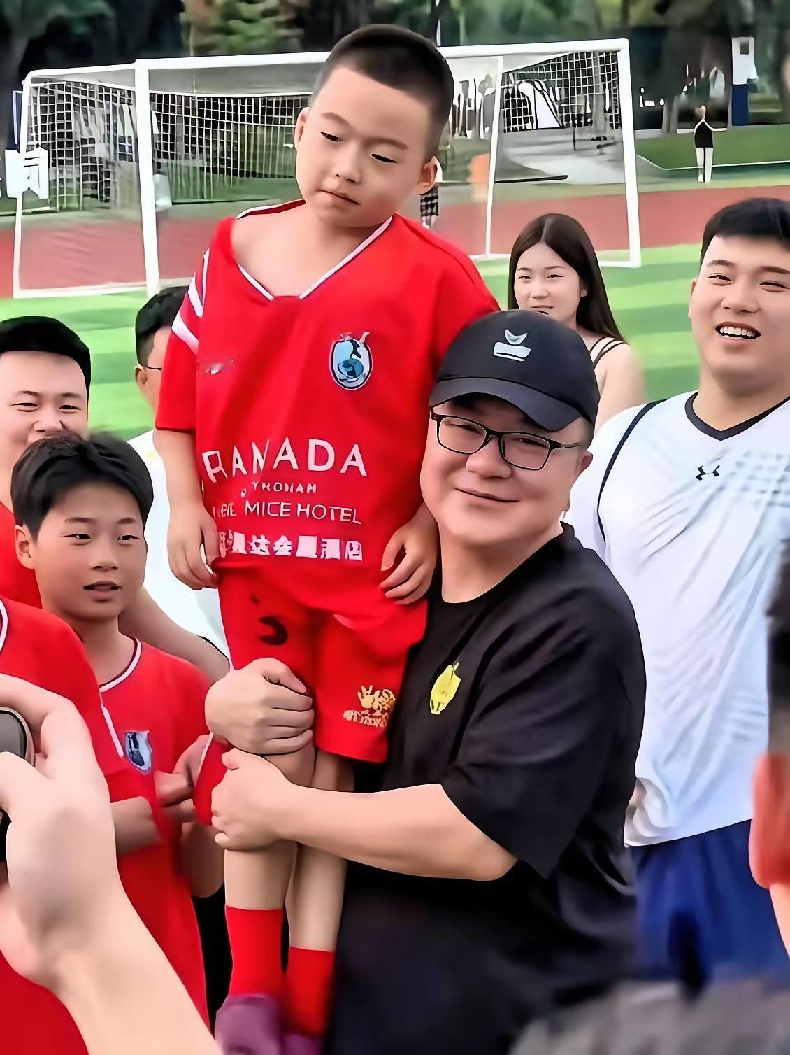 比赛结束了！天塌了！估计董路怎么也不会想到，5:0战胜巴萨这次成功居然是来自