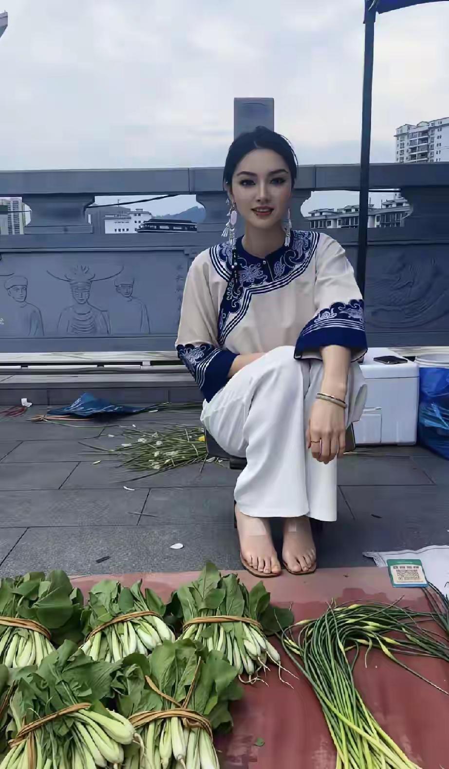 这么漂亮美女姐姐为了生活出来卖菜，生意应该很好。