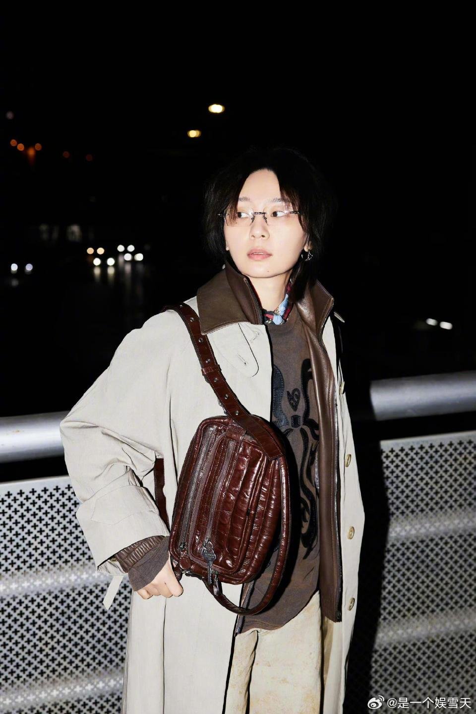 周笔畅智性恋天菜巴黎时装周周笔畅出征巴黎时装周，造型又A又飒，肩宽头小比例绝佳