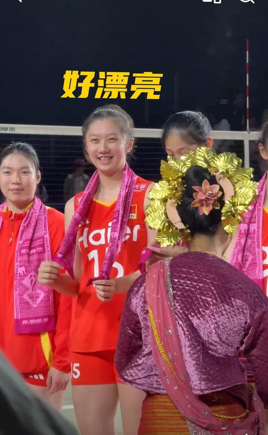 龚翔宇现场要围巾的场景，看得我也快笑晕了[呲牙笑]泰国主办方为取得开门红的中国女