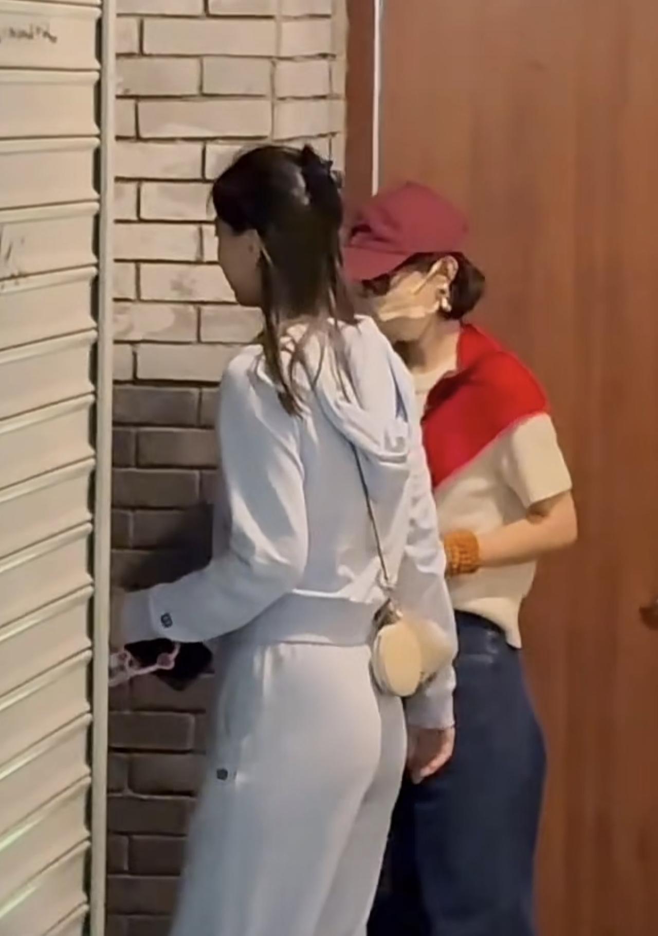 偶遇赵丽颖现身看谢娜演出，穿白色T恤身材瘦消瘦，手腕上缠满了佛珠，身体刚康复憔悴