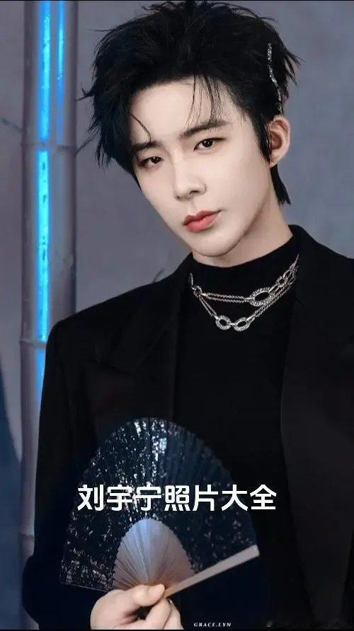 刘宇宁的前妻不查不知道,一查真挺意外原来她和刘宇宁12年就在一起了,那时两人刚2