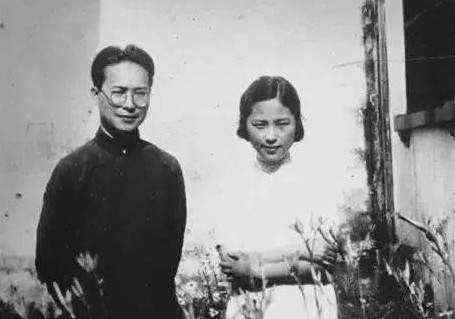 1942年，作家沉樱正怀3胎，得知丈夫把全部家当3万块，拿去给戏子赎身。她不哭