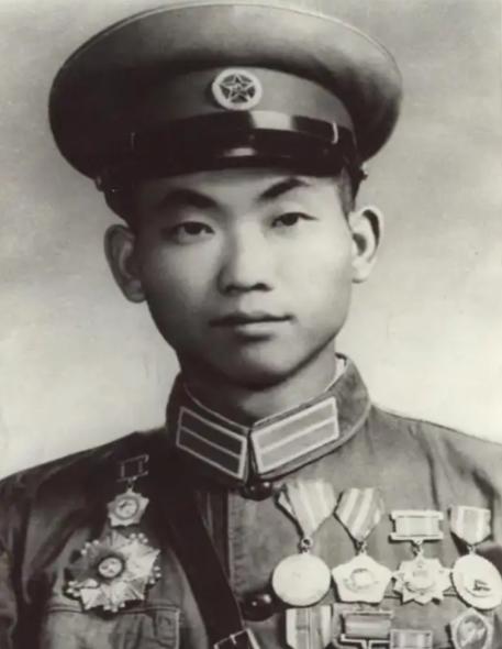 1952年，一封战报送到志愿军总部。不料，政治部主任杜平看后，狠狠地把战报拍在桌