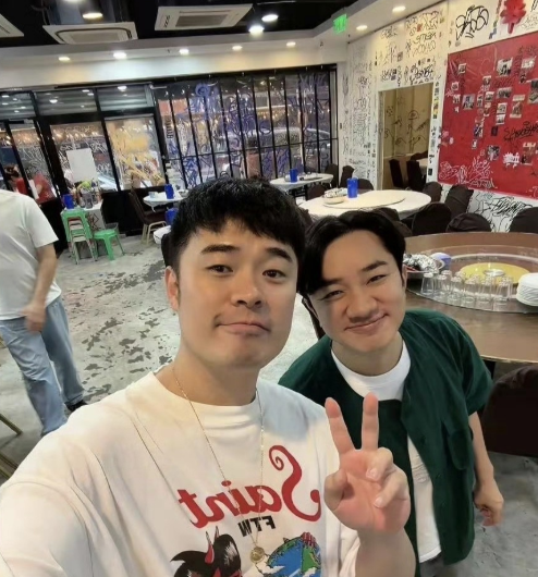 陈赫依然没有入睡，而是在社交平台发文，称:“weare～~~”只看文案，让