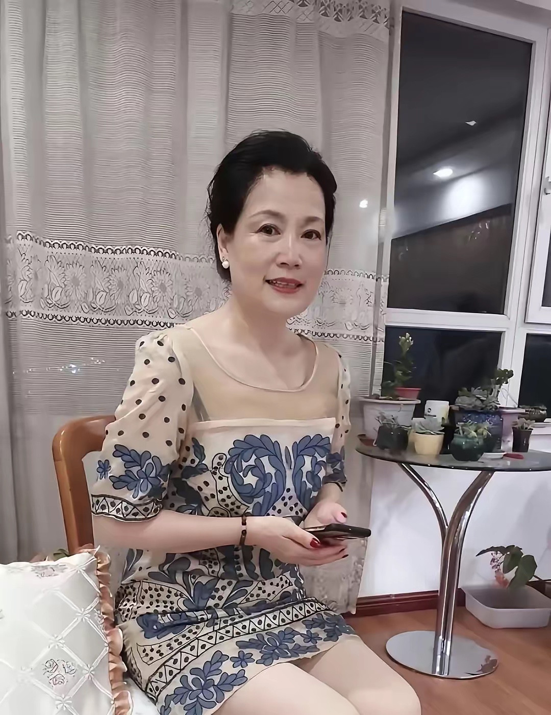 偷拍一下丈母娘悄悄记录下丈母娘闲暇的一刻，从容温婉，自带韵味✨居家随拍优雅长辈温柔气质