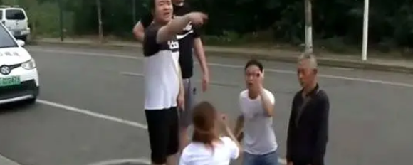 “滚，你们是已经嫁出去的女儿！”72岁的付大爷把拆迁所得的100多万和8套安置房