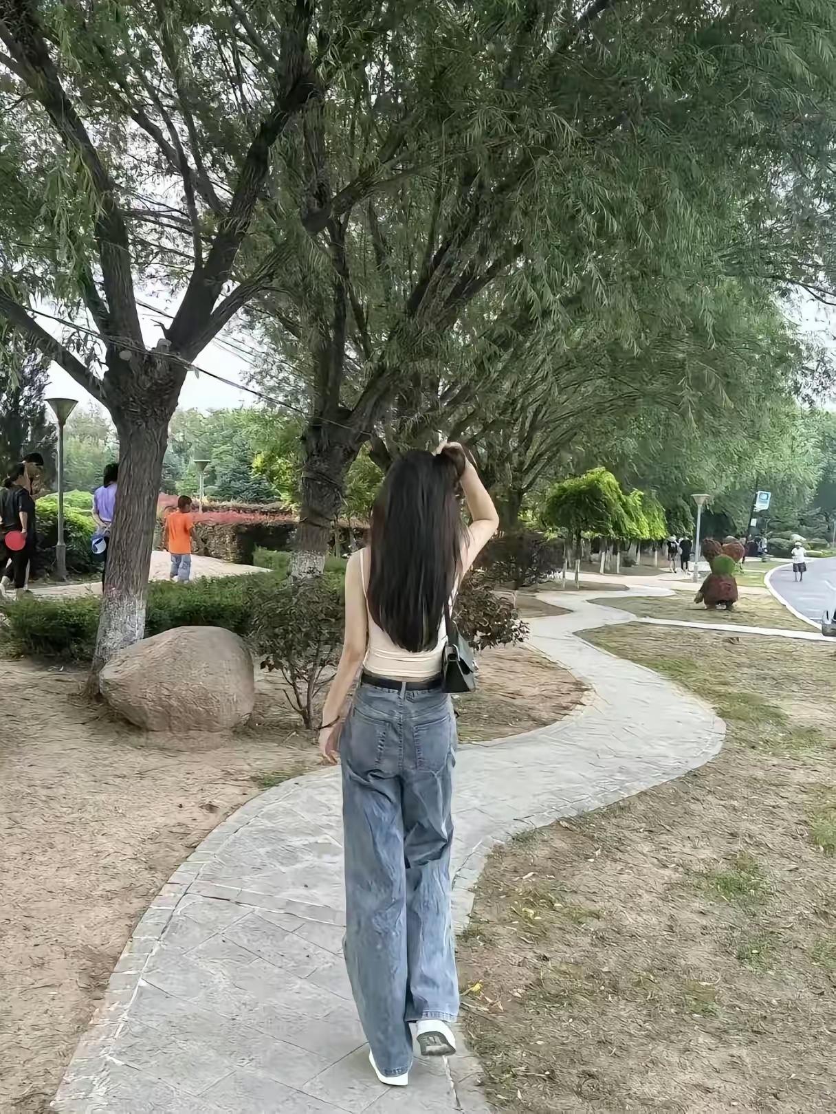 我发小39岁，工资一万多。没有任何预兆，也没有跟任何人商量，她做出了一个让所有人