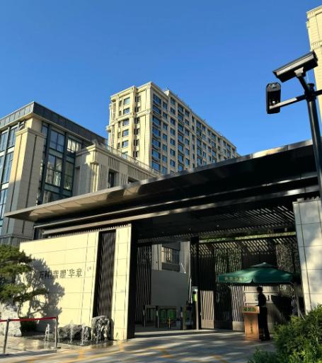 昨天去邻居王叔家串门，他指着楼下崭新的充电桩叹气：“物业说免费装，结果充一度电收