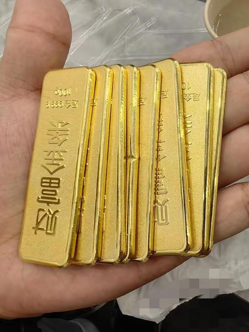 今年金价涨得也太疯狂了！有人喊年底冲1500，有人预测2029年破3000，