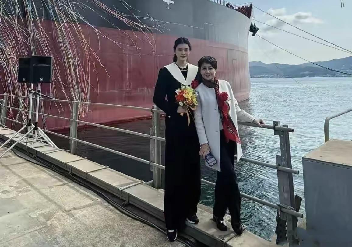 何猷君夫妇陪四太逛街奚梦瑶高情商获婆婆宠爱近日，有网友在三亚商场偶遇何猷