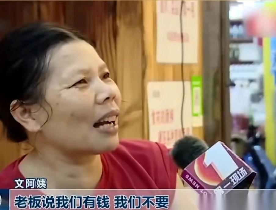 广东深圳，烧烤店老板收留一位60岁阿姨做洗碗工，月薪为2400元。月底发工资，阿