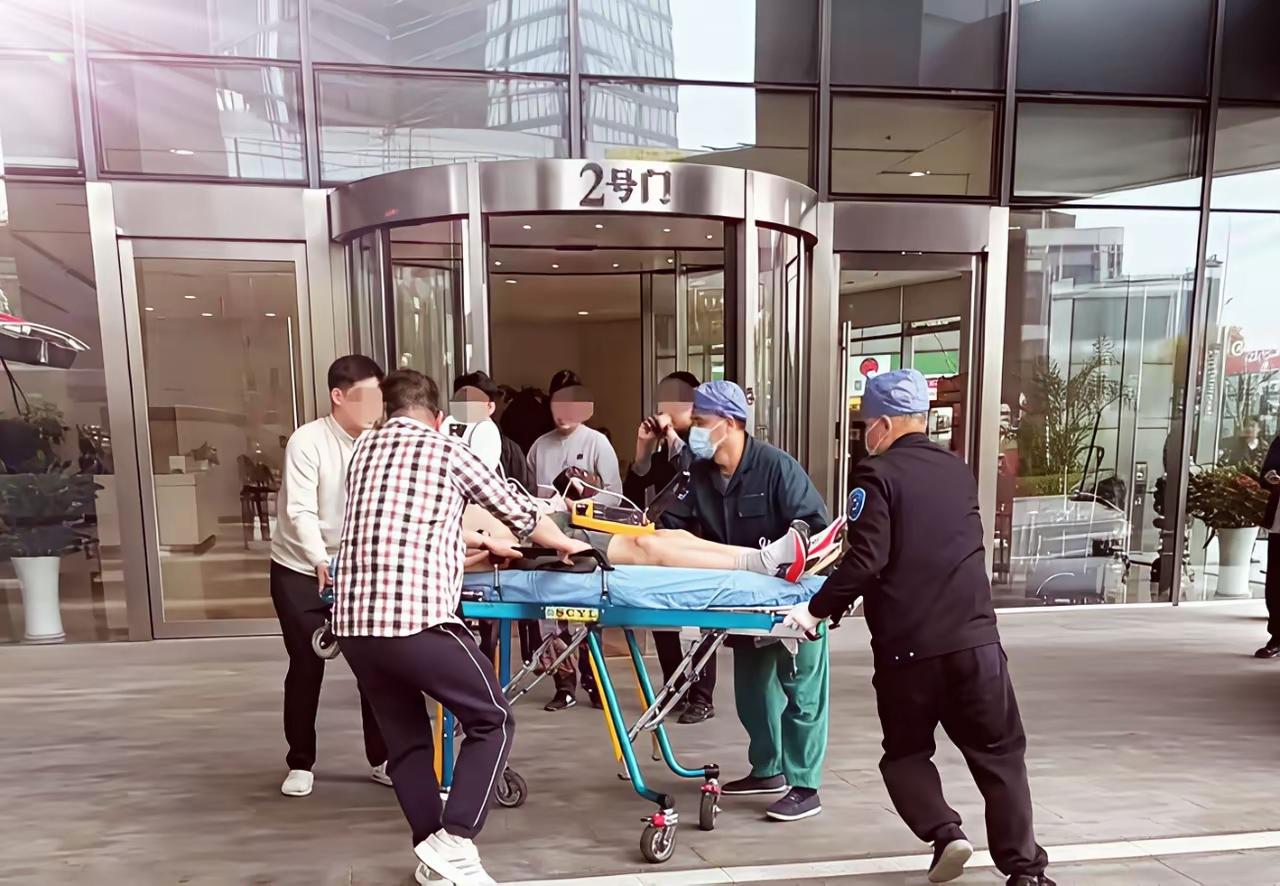 张雪峰老师，在公司跑步机上跑步的时候发病的，送医院时穿短裤，运动鞋……心源性