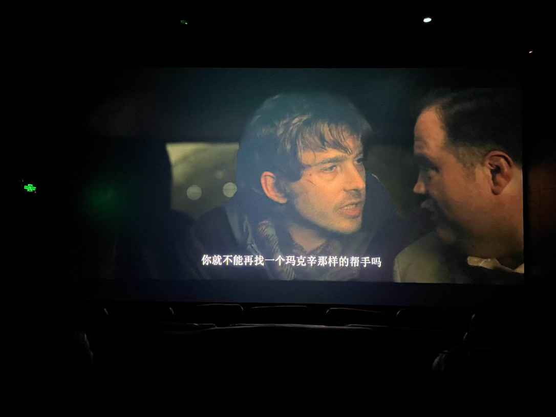 #生化危机爆发夜#生化危机爆发夜，没有一刻值得回味的烂片，没有一刻不想立刻马上干掉男主，没看过这么短
