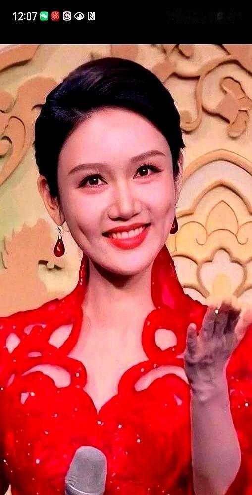她眼睛一翻，几十万网友炸了锅！央视春晚女主持龙洋，只因一个眼神，被骂上热搜第一，