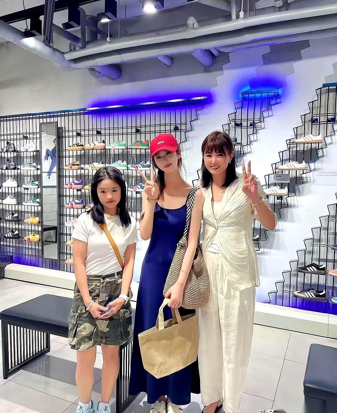 李勒优站在三人出游合照的最边缘，浑身上下衣物市面参考价只有400到600元。身