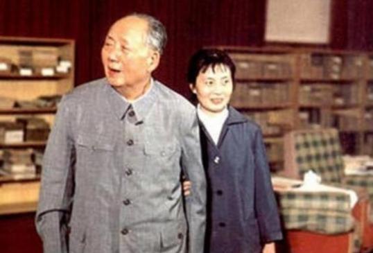 毛主席接受手术期间，周总理带病前来看望，毛主席开口要求听一曲《满江红》197