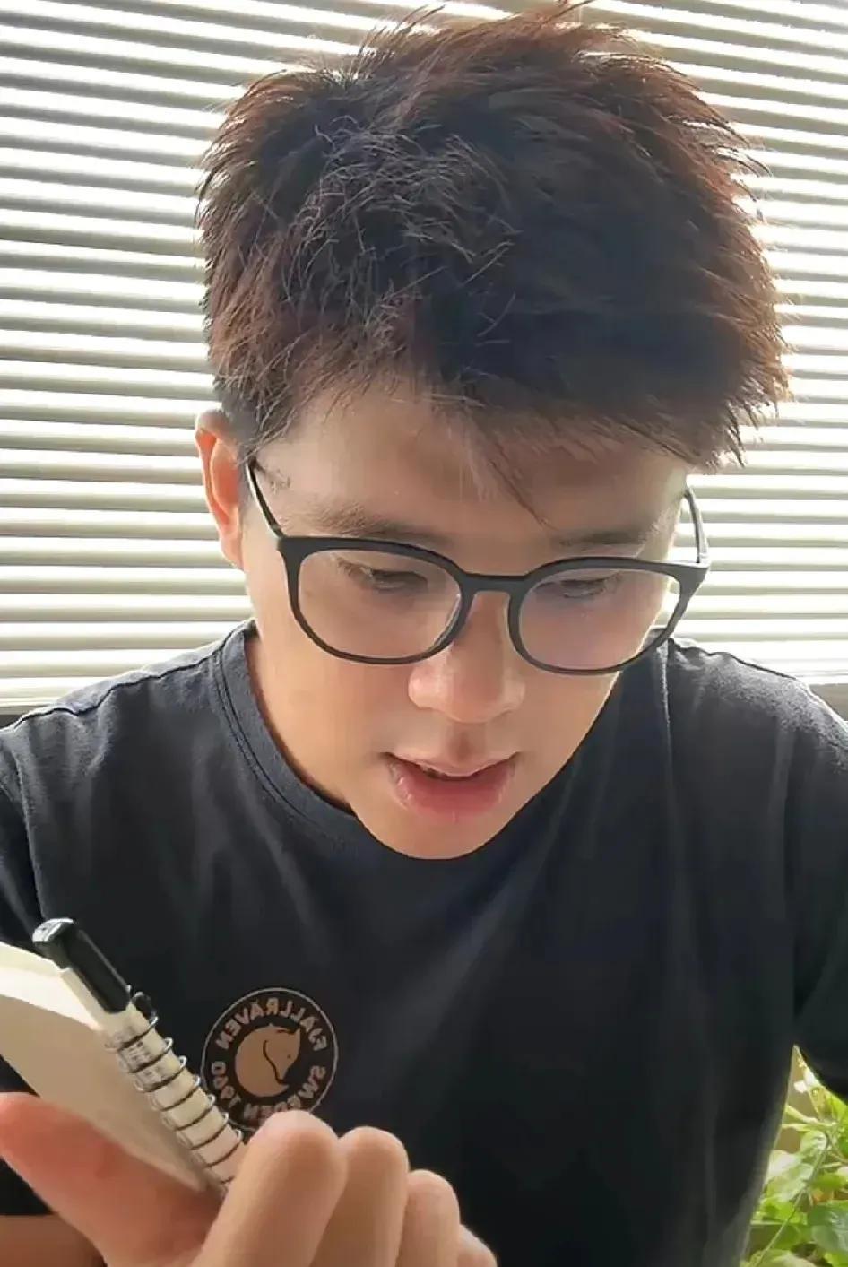 卖着麻六记撕着具俊晔，葛斯齐这波反讽拿捏的牢牢的！虽然是因为评论区的诉求才说具