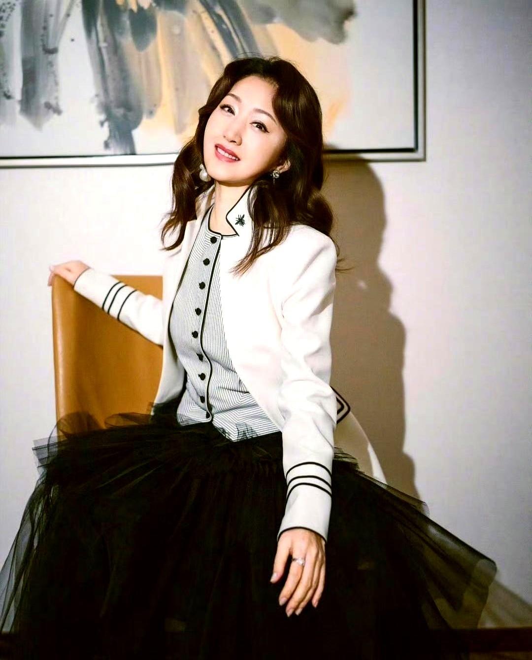 差点没认出来！这还是杨钰莹吗？以前那个甜甜糯糯的“玉女天花板”不见了，烫了个