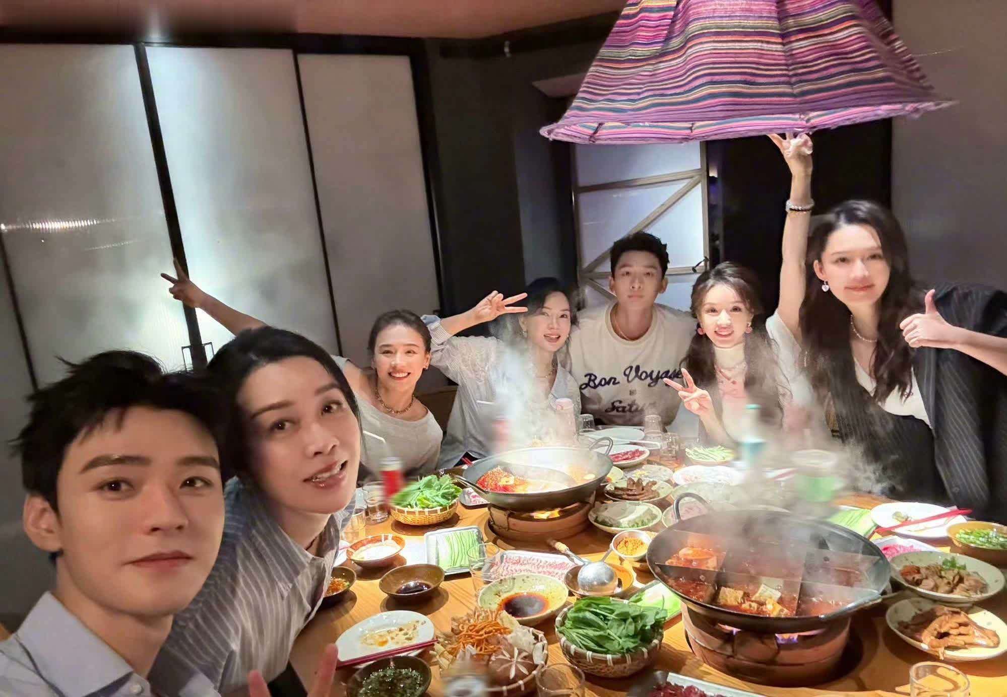 马思纯在《花少》里的&34;人生镜头&34;，又被网友翻出来夸了。说是某期里她的一段状态，被剪出来反